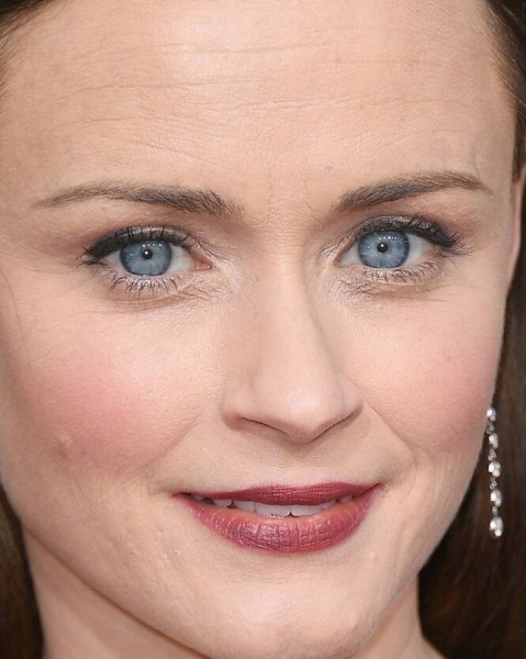 Крупным планом: Instagram-аккаунт с провокационными фотографиями звезд