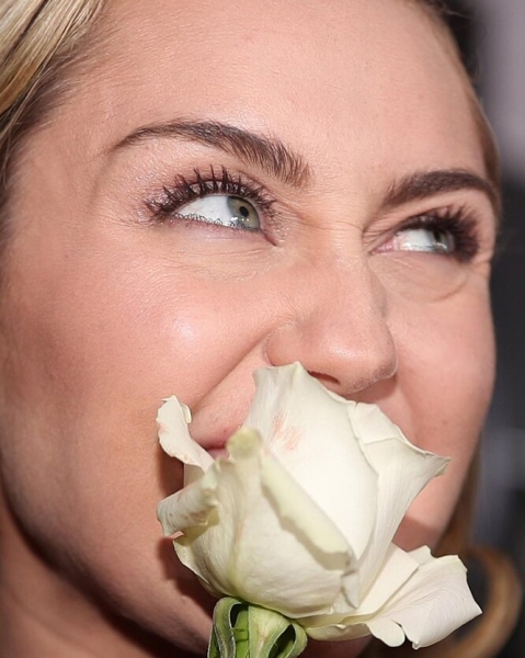 Крупным планом: Instagram-аккаунт с провокационными фотографиями звезд