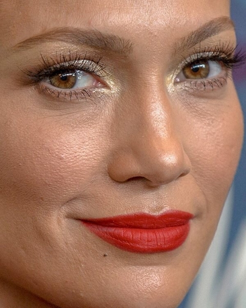 Крупным планом: Instagram-аккаунт с провокационными фотографиями звезд