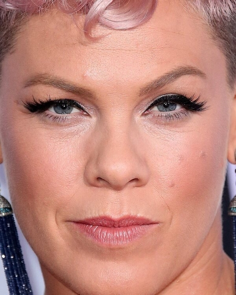 Крупным планом: Instagram-аккаунт с провокационными фотографиями звезд