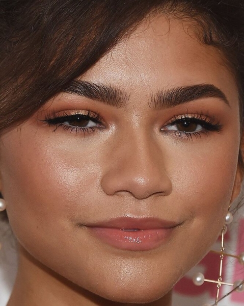 Крупным планом: Instagram-аккаунт с провокационными фотографиями звезд