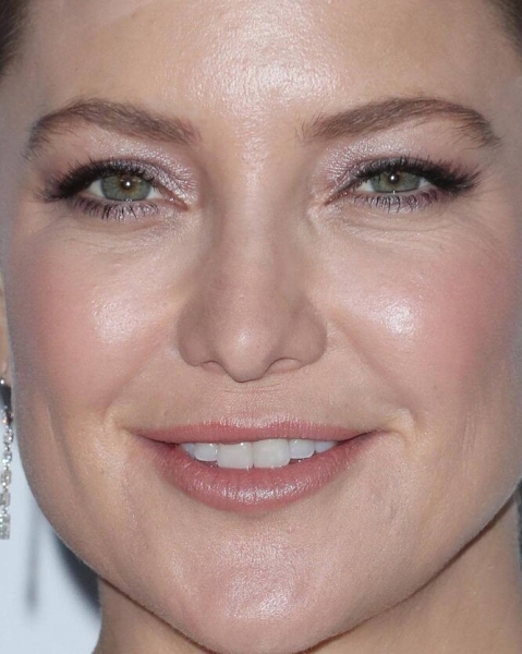 Крупным планом: Instagram-аккаунт с провокационными фотографиями звезд