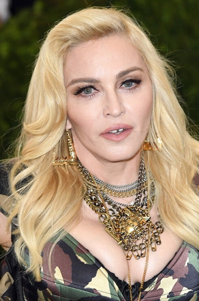 Кто выглядит моложе: звезды «на игле» против адептов естественного старения