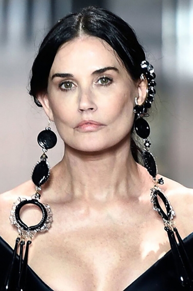 Кто выглядит моложе: звезды «на игле» против адептов естественного старения