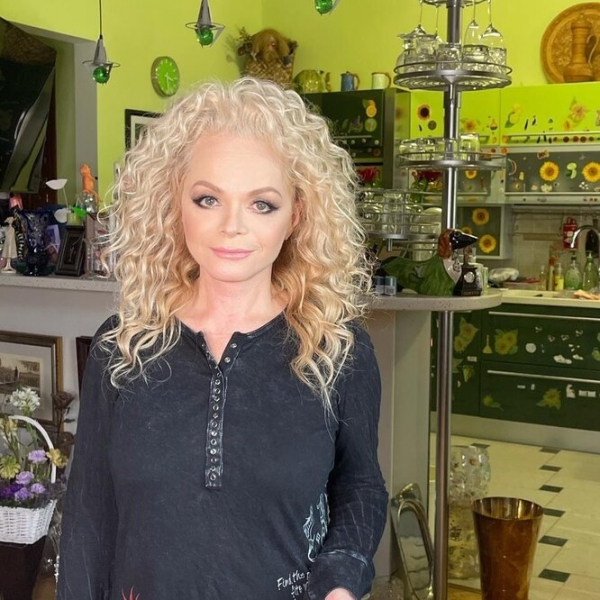 Квадратная грудь, стертые уши и&nbsp;колени: звезды, которые перестарались с&nbsp;ретушью