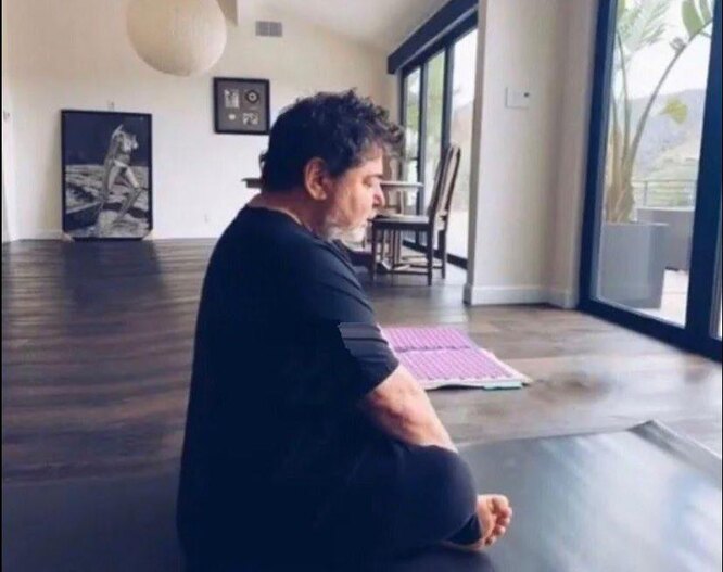 Квадратная грудь, стертые уши и&nbsp;колени: звезды, которые перестарались с&nbsp;ретушью