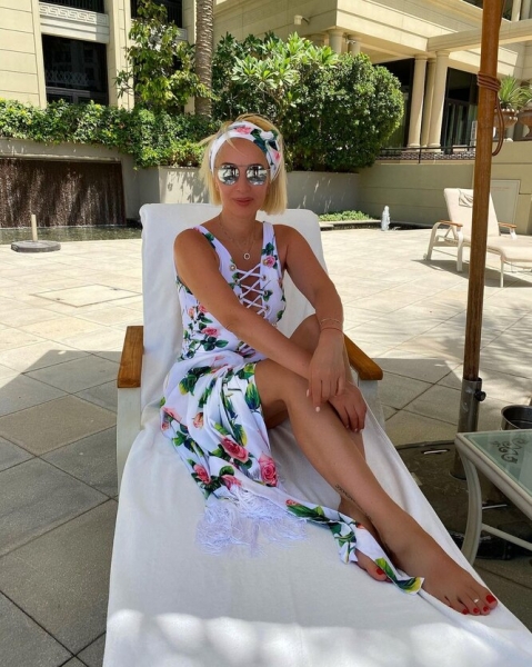 Квадратная грудь, стертые уши и&nbsp;колени: звезды, которые перестарались с&nbsp;ретушью