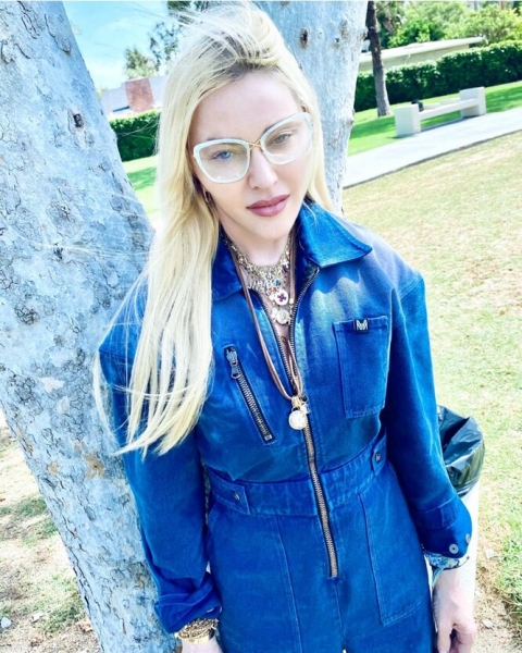 Квадратная грудь, стертые уши и&nbsp;колени: звезды, которые перестарались с&nbsp;ретушью