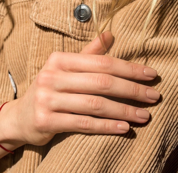 Лучший вариант для карантина: топ идей для маникюра в нюдовых оттенках