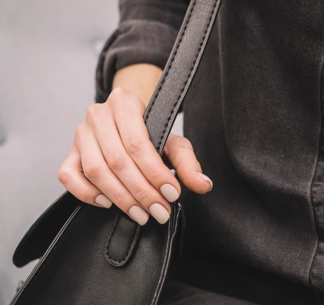 Лучший вариант для карантина: топ идей для маникюра в нюдовых оттенках