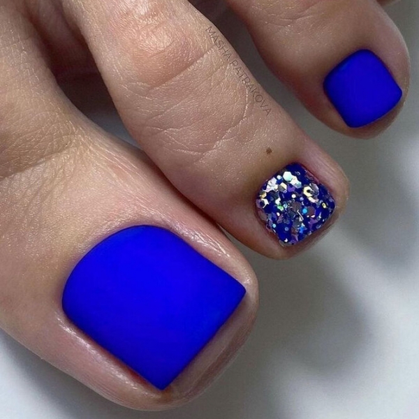 Мрамор, неон и «леденцовый» эффект: 15 модных идей педикюра на лето-2021