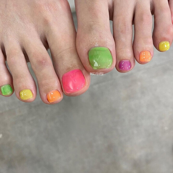 Мрамор, неон и «леденцовый» эффект: 15 модных идей педикюра на лето-2021