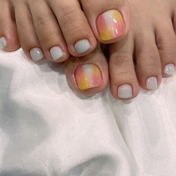 Мрамор, неон и «леденцовый» эффект: 15 модных идей педикюра на лето-2021