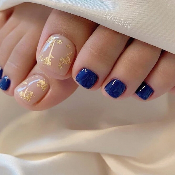 Мрамор, неон и «леденцовый» эффект: 15 модных идей педикюра на лето-2021