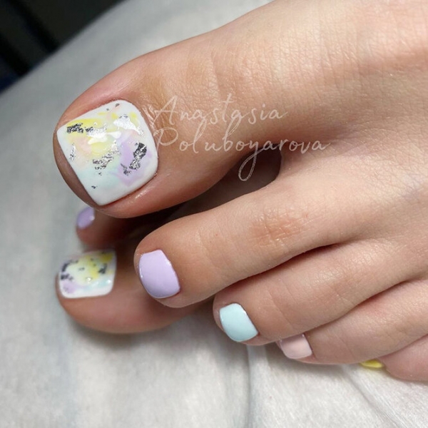 Мрамор, неон и «леденцовый» эффект: 15 модных идей педикюра на лето-2021