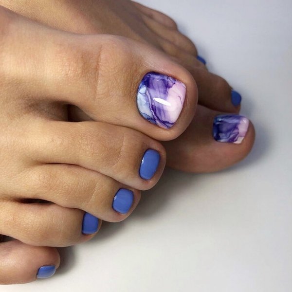 Мрамор, неон и «леденцовый» эффект: 15 модных идей педикюра на лето-2021