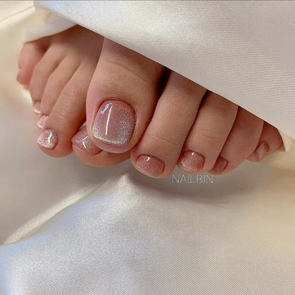 Мрамор, неон и «леденцовый» эффект: 15 модных идей педикюра на лето-2021