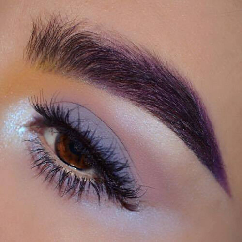 На бровях: самые неожиданные тренды, которые могли войти в моду. Но нет.