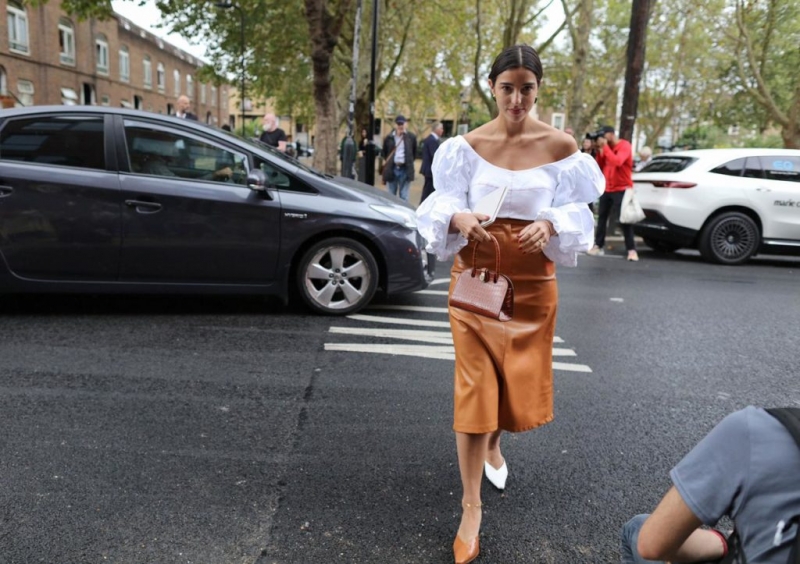 На примере звёзд стритстайла: как одеваться в офис летом
