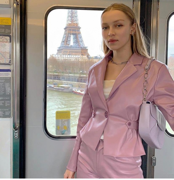 На примере звёзд стритстайла: как одеваться в офис летом