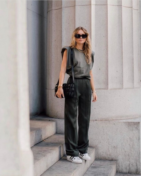 На примере звёзд стритстайла: как одеваться в офис летом