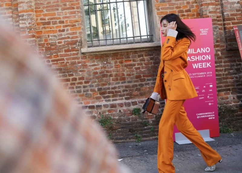 На примере звёзд стритстайла: как одеваться в офис летом