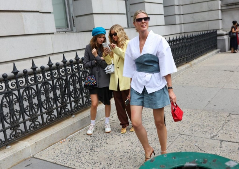 На примере звёзд стритстайла: как одеваться в офис летом