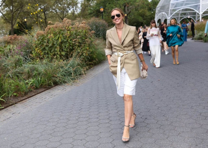 На примере звёзд стритстайла: как одеваться в офис летом