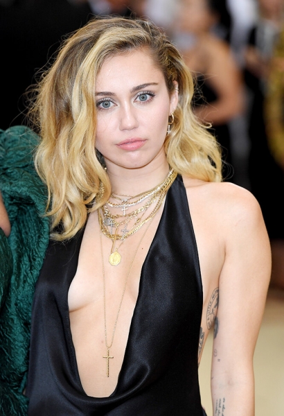 Наш любимый размер: 10 звезд с естественной грудью, которые этого не стесняются