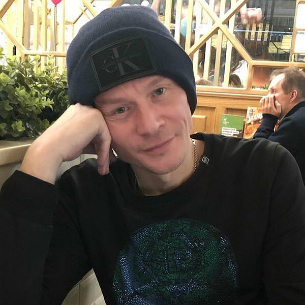 «Не каждый из знаменитостей отправился бы таксовать»: экс-солист группы «Отпетые мошенники» стал таксистом