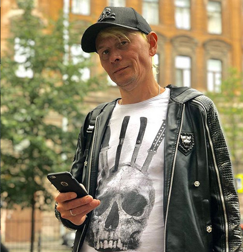 «Не каждый из знаменитостей отправился бы таксовать»: экс-солист группы «Отпетые мошенники» стал таксистом