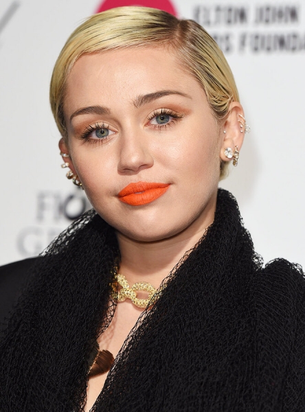 Не надо так! 8 образов, когда яркая помада все портит, — учимся на ошибках звезд