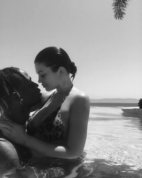 «Не осуждаю тех, кто находится в открытых отношениях»: Кайли Дженнер о романе с Трэвисом Скоттом