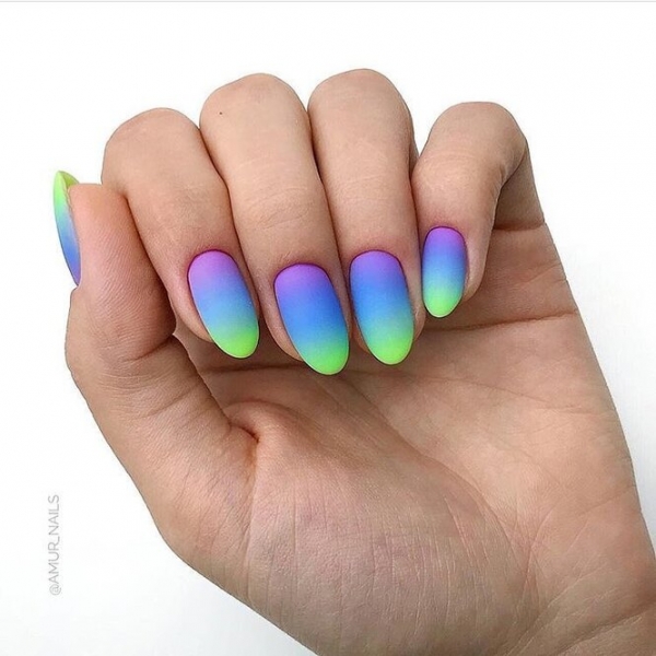 Неоновые ногти: 30 идей модного летнего маникюра