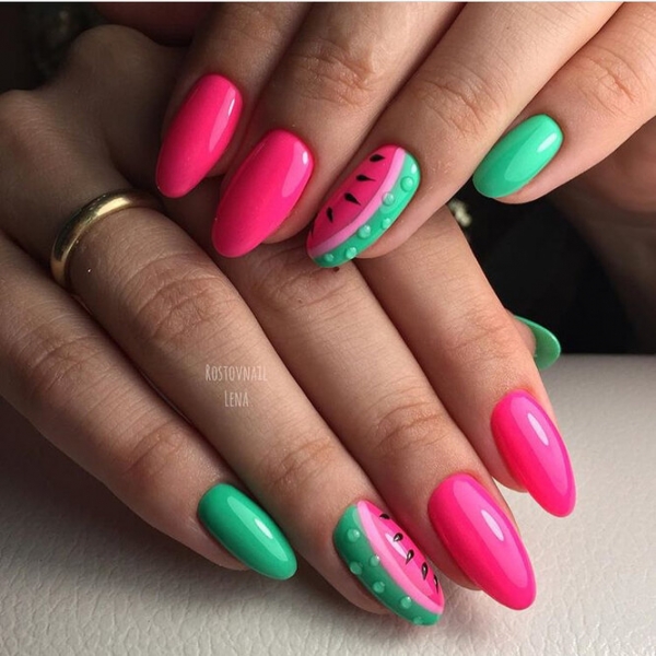 Неоновые ногти: 30 идей модного летнего маникюра