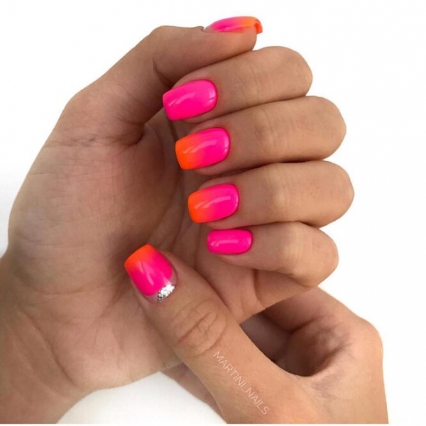 Неоновые ногти: 30 идей модного летнего маникюра