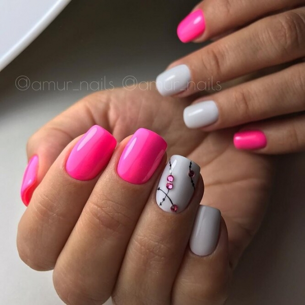 Неоновые ногти: 30 идей модного летнего маникюра