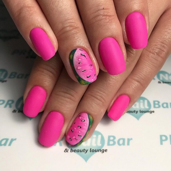 Неоновые ногти: 30 идей модного летнего маникюра