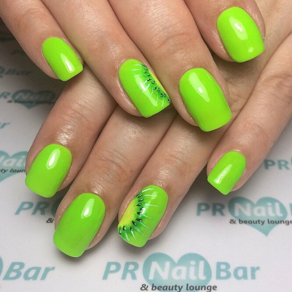 Неоновые ногти: 30 идей модного летнего маникюра