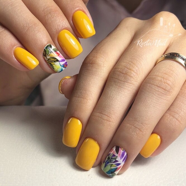 Неоновые ногти: 30 идей модного летнего маникюра