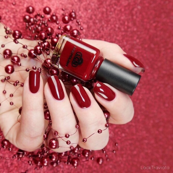 Нескучная классика: 25 модных идей для поклонниц красного маникюра