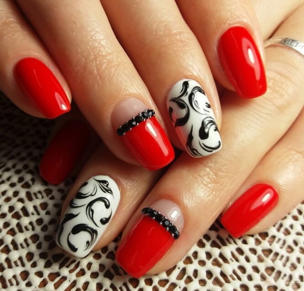 Нескучная классика: 25 модных идей для поклонниц красного маникюра