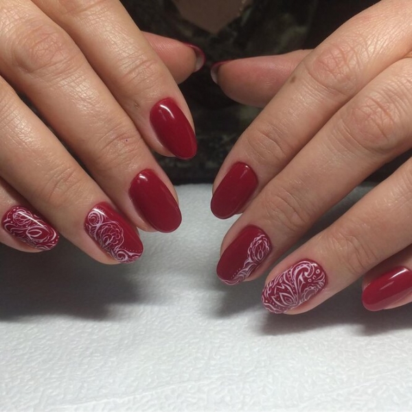 Нескучная классика: 25 модных идей для поклонниц красного маникюра