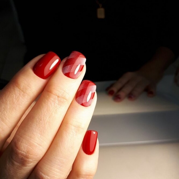 Нескучная классика: 25 модных идей для поклонниц красного маникюра