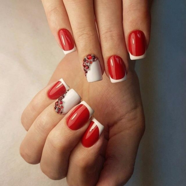 Нескучная классика: 25 модных идей для поклонниц красного маникюра