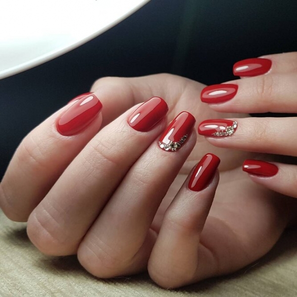 Нескучная классика: 25 модных идей для поклонниц красного маникюра