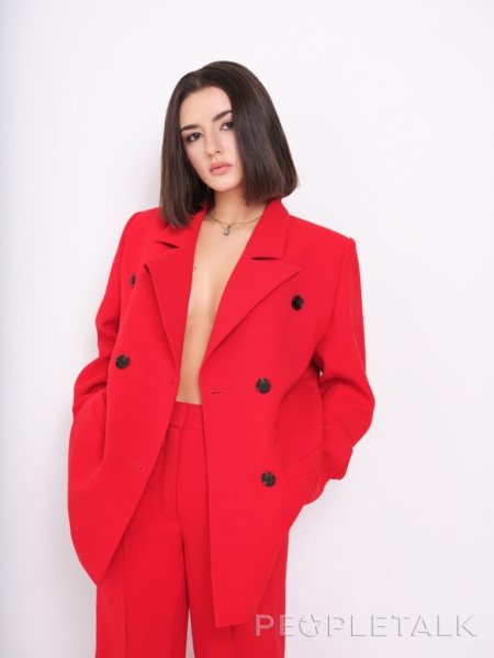 Новое поколение: дочь Егора Дружинина Александра о родителях, танцах и отношении к популярности