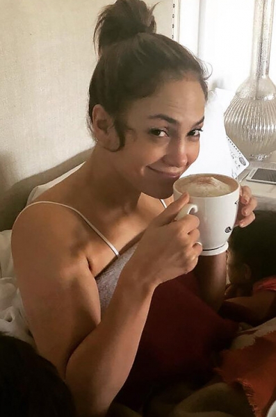 Обмани меня: Лопес, Асмус и&nbsp;другие звезды, которые выглядят моложе без&nbsp;макияжа