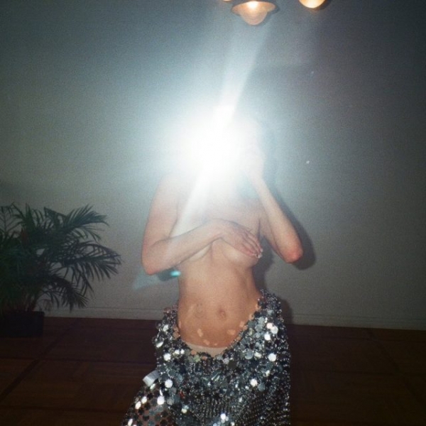 Очень горячо: Настя Ивлеева снялась топлесс