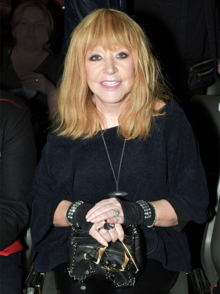 Ольга Бузова или Эмилия Кларк? Звездные ровесницы: кто выглядит моложе?